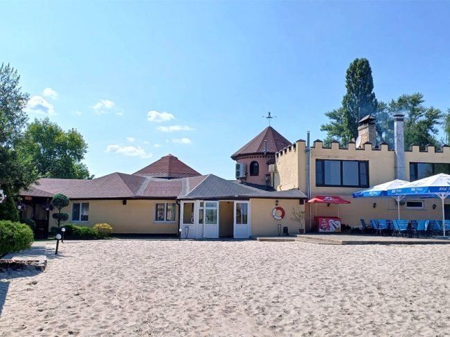 Ресторан Старий Томас на березі Дніпра