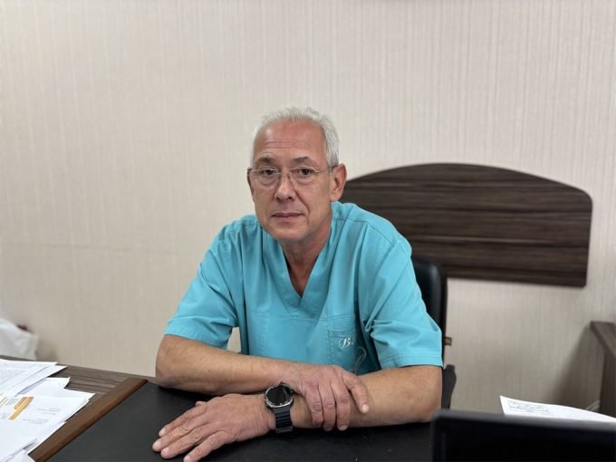 Директор, хірург-онколог СЕВІДОВ Володимир Васильович