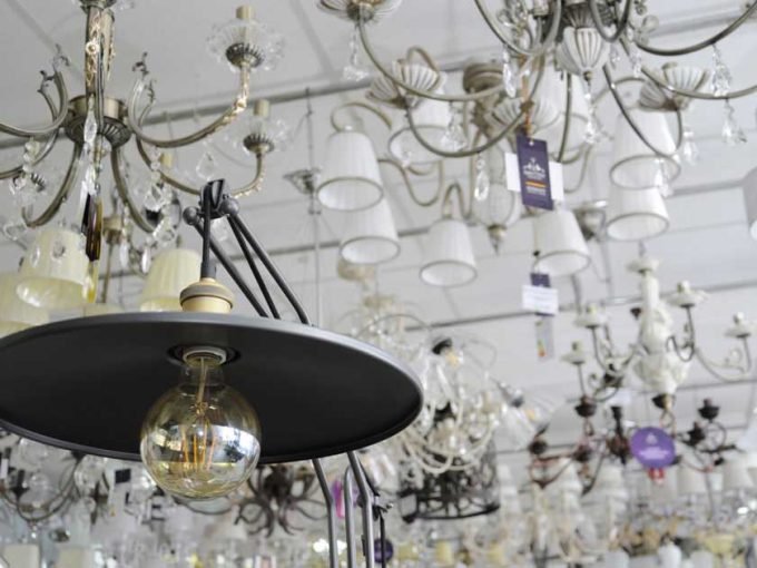 Люстры, бра